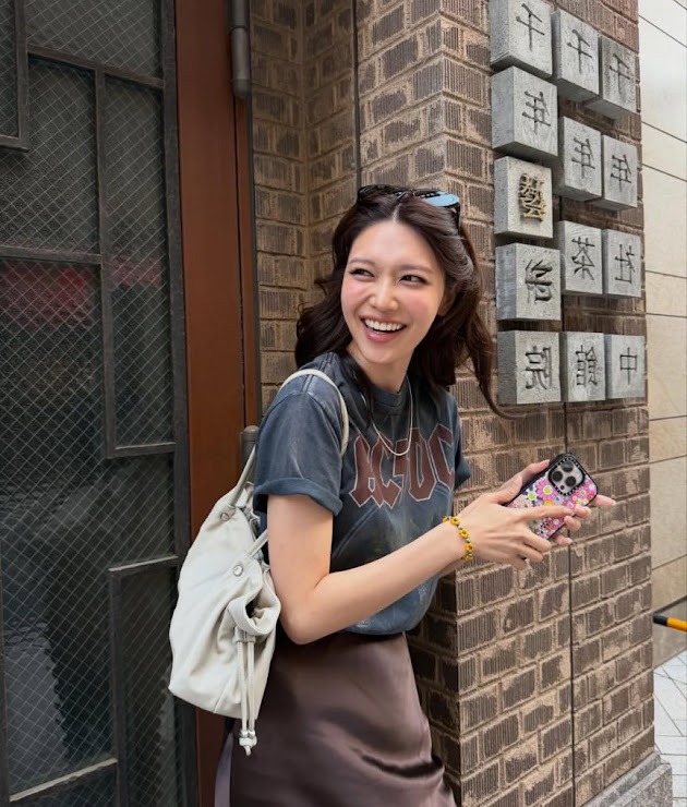 昨日正式官宣分手的秀英正在日本拍攝節目，但她在當地十分開心，心情未受情變影響。