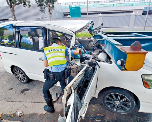 ■肇事七人車失控越綫，猛撼違泊路邊貨櫃拖架。