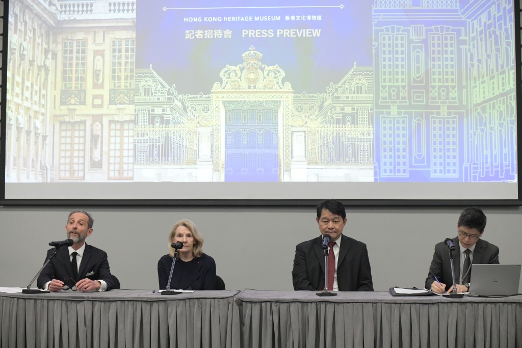 左起：法國五月藝術節總經理馬沙維、凡爾賽宮主席卡特琳娜．佩加德 香港文化博物館總館長林國輝、香港文化博物館館長（藝術）鄧民亮。褚樂琪攝