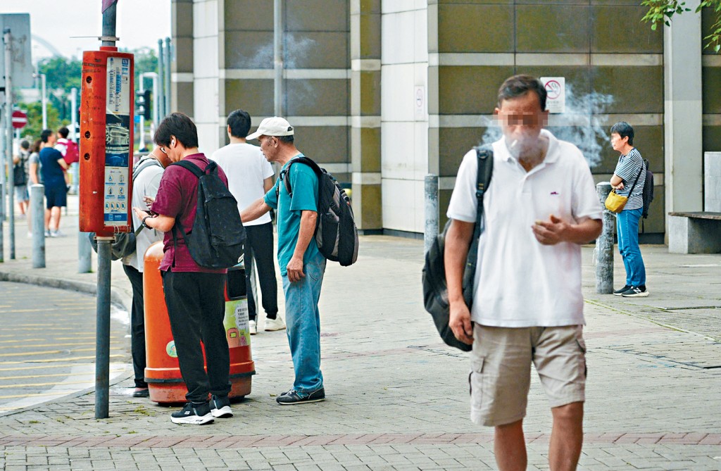 立法會議員邵家輝質疑政府低估煙民數量。