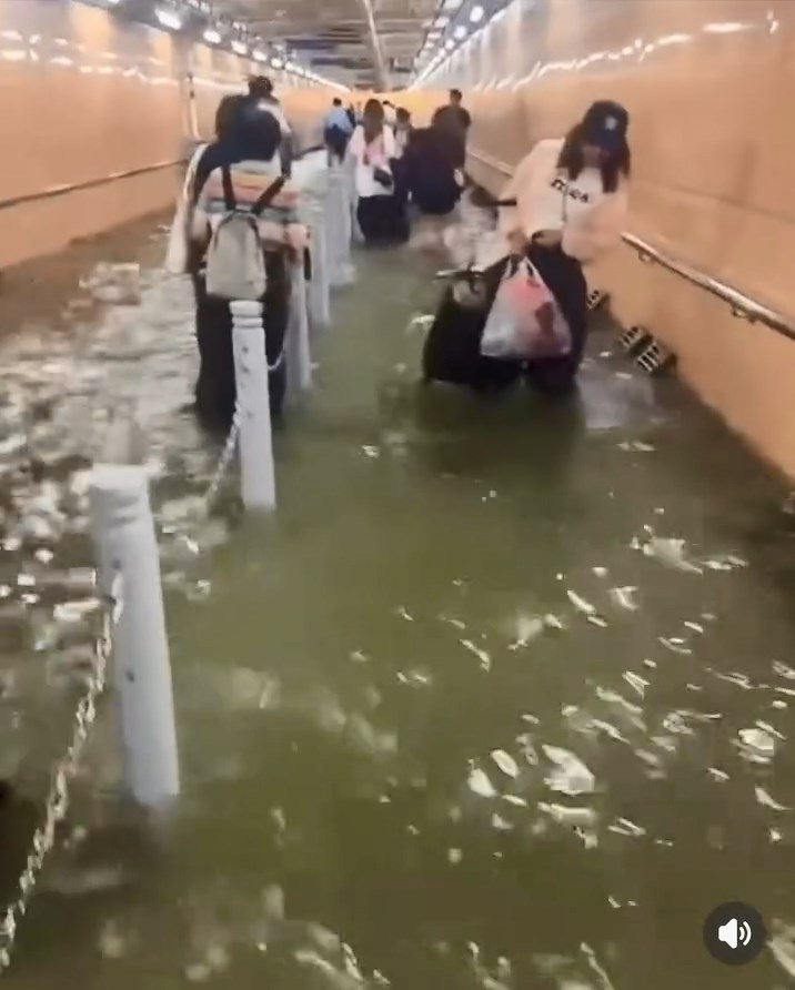 香園圍口岸一條行人隧道水浸,多名市民涉水而行,非常狼狽。網上片段截圖 香園圍口岸一條行人隧道水浸,多名市民涉水而行,非常狼狽。網上片段截圖