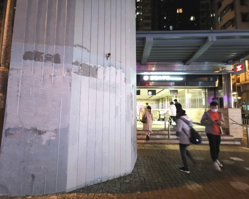 香港大學站附近山道天橋石柱未見有塗污。