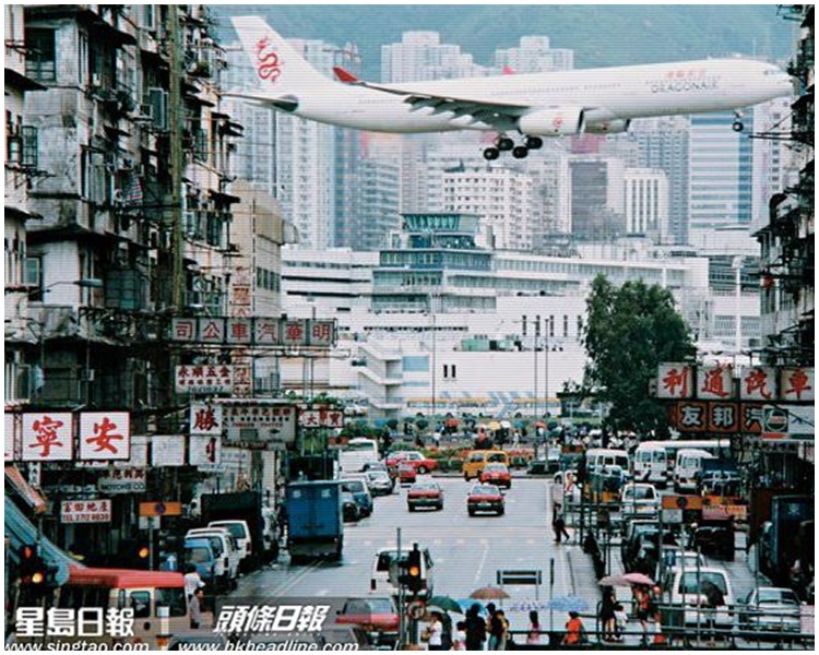 飞机降落启德机场时，与九龙城旧楼构成独特的城市面貎。资料图片