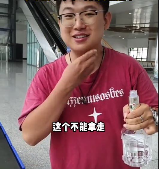 小黃在2分鐘內把八両五糧液喝光。抖音