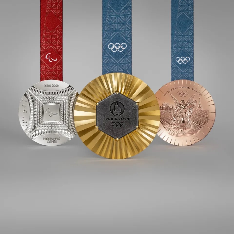 巴黎奧運會和奧殘運會獎牌。中間黑色鐵片來自巴黎鐵塔。