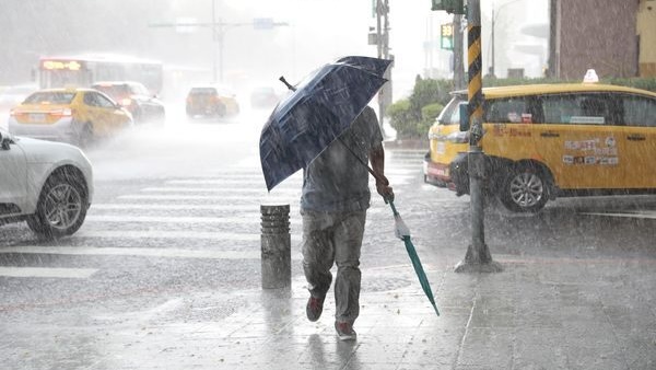 低壓帶、西南風夾擊，料台灣南部有豪雨。 ETtoday