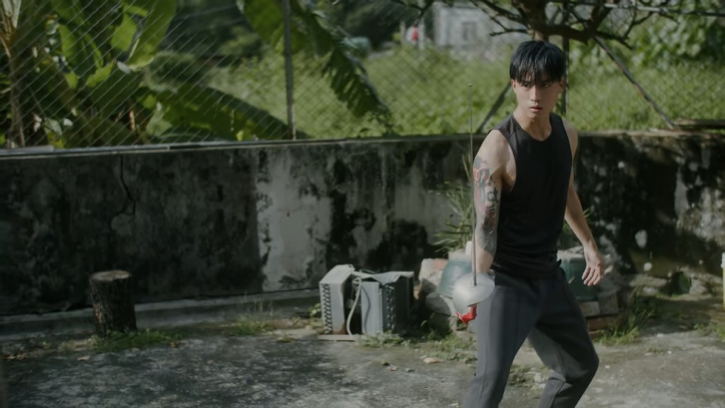 努力練習自己的劍擊技術。