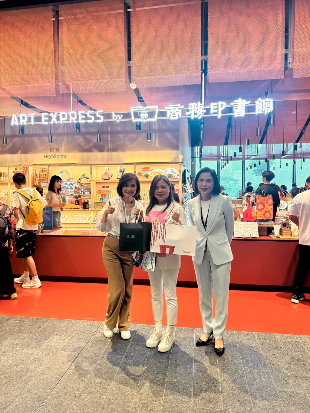 羅淑佩到博物館文創店選購產品。羅淑佩FB圖片 羅淑佩到博物館文創店選購產品。羅淑佩FB圖片