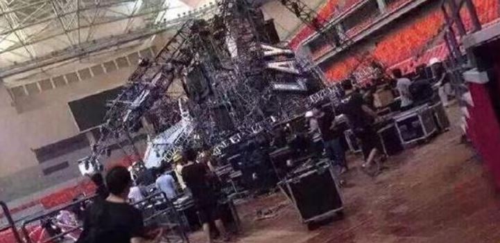 蔡依林2015年广西个唱，搭台期间发生舞台灯架倒塌的伤亡意外。 （微博图片）