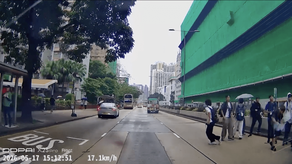 白衣少年拍攝完成後,疑無留意交通情況跑回行人路。馬路的事討論區影片截圖 白衣少年拍攝完成後,疑無留意交通情況跑回行人路。馬路的事討論區影片截圖