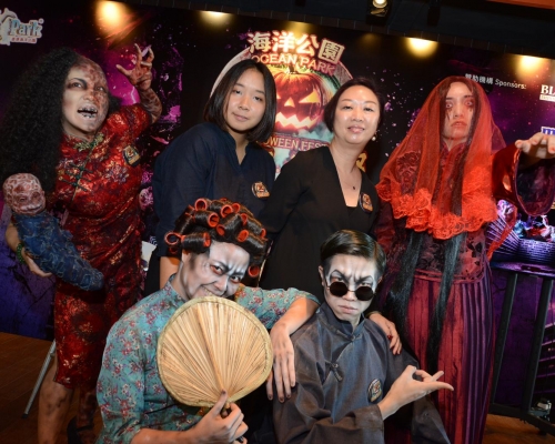 負責設計的香港大學建築學系學生張穎詩(左二);海洋公園演藝節目總監歐陽綺華(右二)