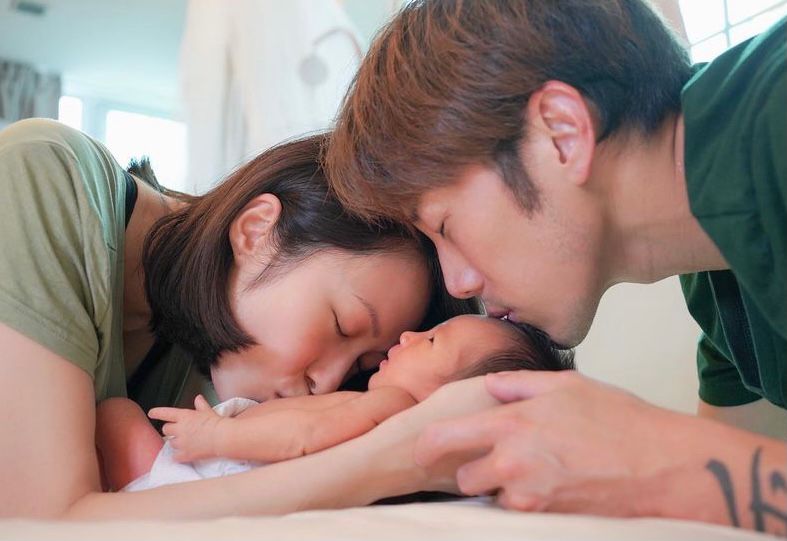 一家三口好幸福。