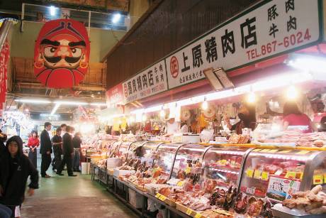 牧志公设市场是冲绳那霸市的人气游点。