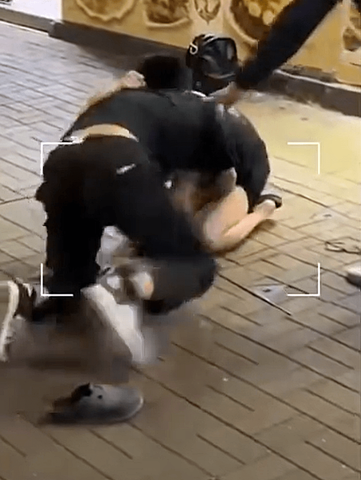 二人在地上缠斗约半分钟。fb：香港突发事故报料区