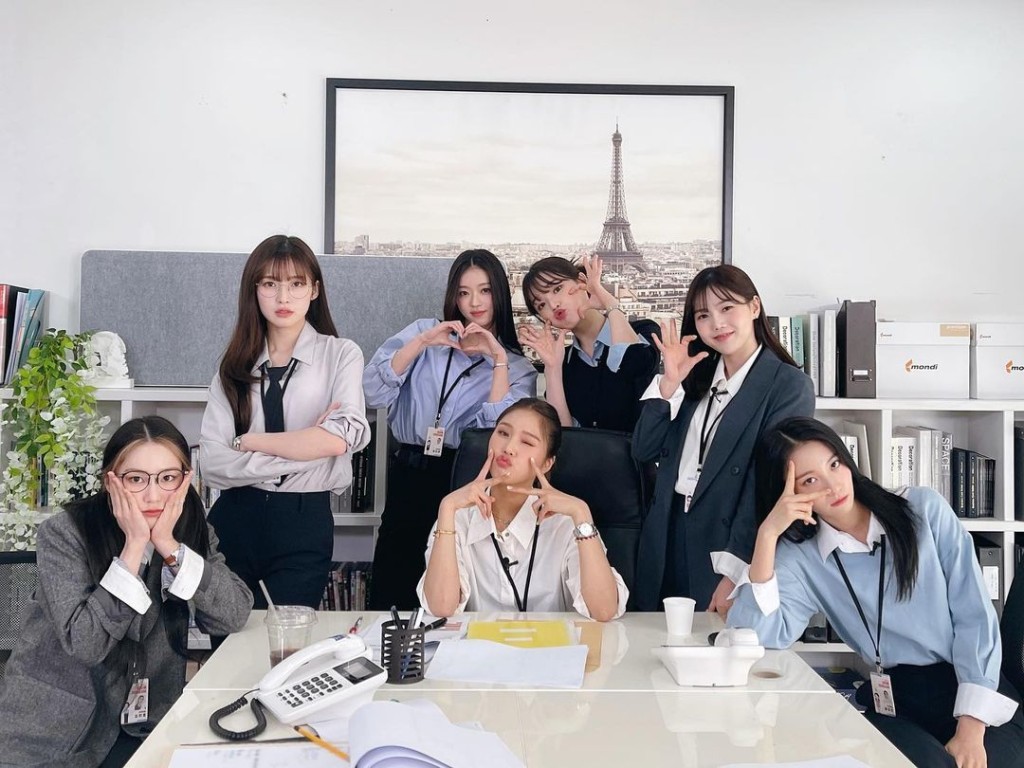 WM娛樂指祉呼(左)與Oh My Girl成員及公司經過長時間討論後,作出的決定。