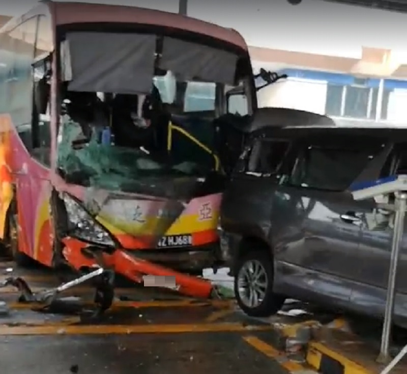 旅游巴猛烈推撞私家車。突發事故報料區影片截圖