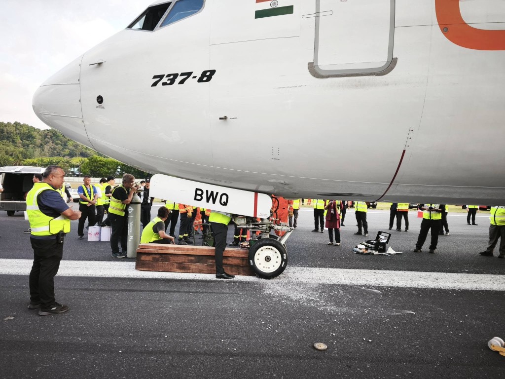 印度快運航空客機起落架故障。(Facebook/Phuket International Airport - HKT) 印度快運航空客機起落架故障。(Facebook/Phuket International Airport - HKT)