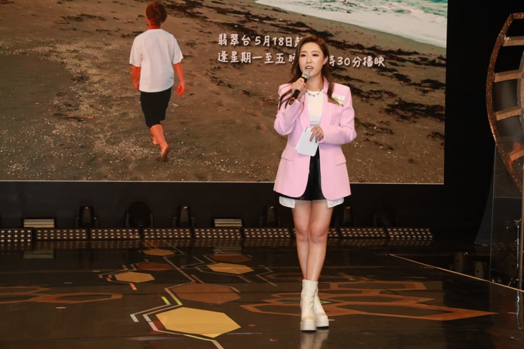 司儀林秀怡搞氣氛，取笑鄺潔楹身高。
