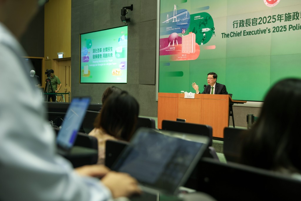 李家超召開施政報告記者會，解答傳媒提問。