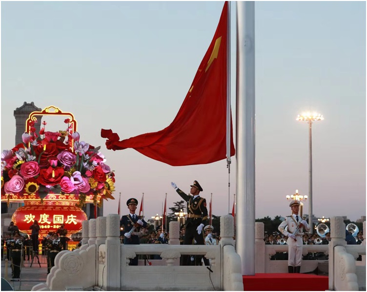 升旗儀式在早上6時10分舉行。新華社