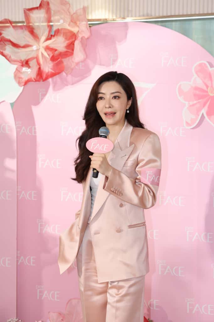 熊黛林長駐內地工作,撇低老公同兩個女喺香港。 熊黛林長駐內地工作,撇低老公同兩個女喺香港。