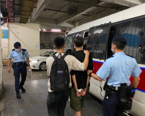 所有被捕男女正被扣留調查。圖:警方提供