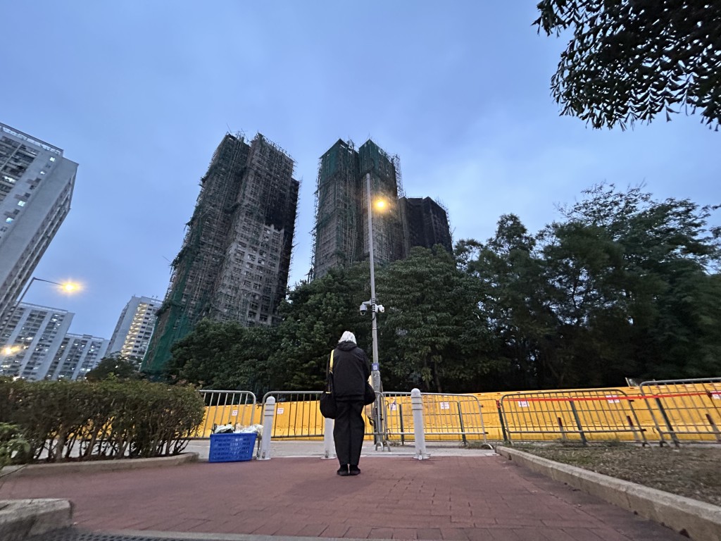 有市民今日專程到場獻花悼念。
