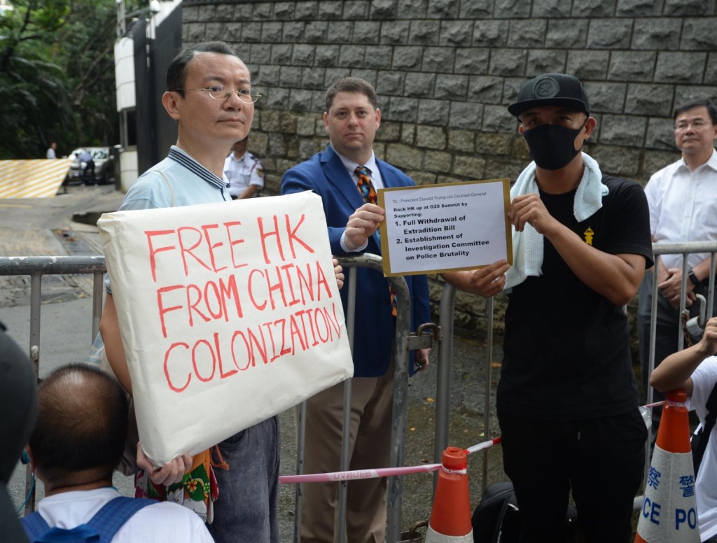 有市民準備了標語傳單。