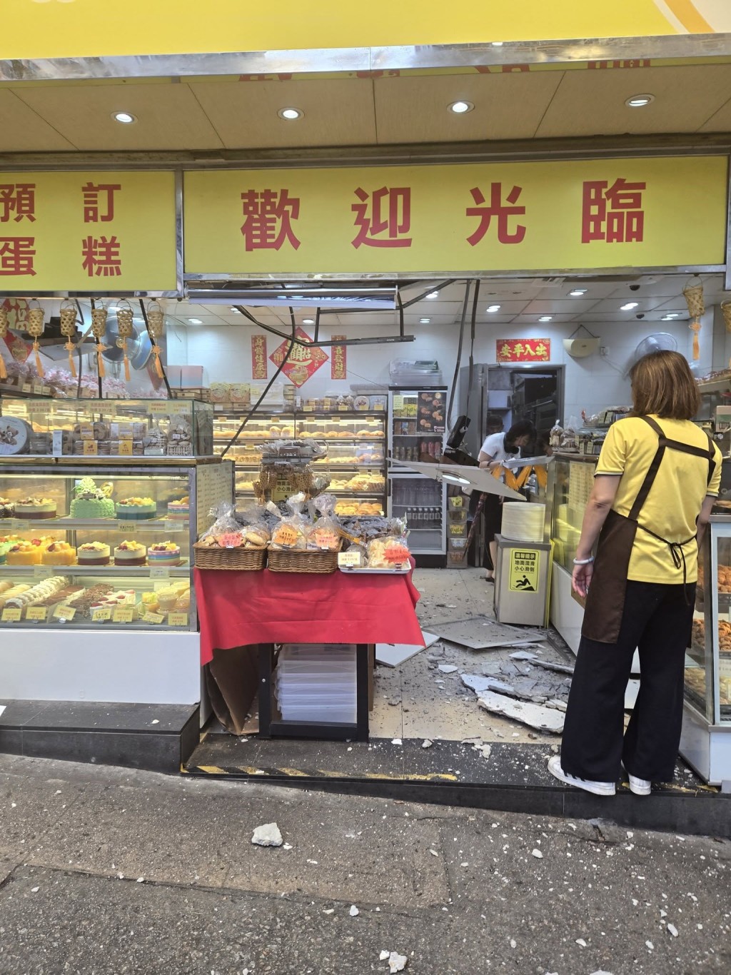 麵包舖石屎剝落擊中女顧客。FB慈雲山資訊交流/Coral Shum圖片 麵包舖石屎剝落擊中女顧客。FB慈雲山資訊交流/Coral Shum圖片