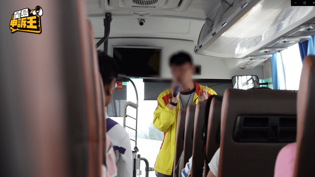 導遊講解當日行程,第一站是直接去東莞享用午餐。 導遊講解當日行程,第一站是直接去東莞享用午餐。
