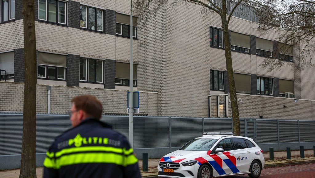 该校为荷兰唯一专为正统犹太人设立的学校，周围设有尖刺金属围墙。路透社