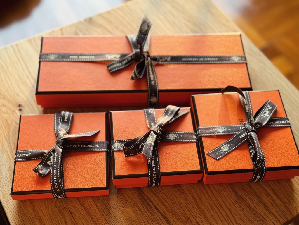  相隔一日卢觅雪再在社交网分享四个Hermès橙盒的照片，原来是朋友送赠的生日礼物。