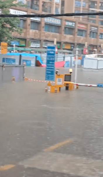 深圳18日暴雨致多地水浸。 抖音