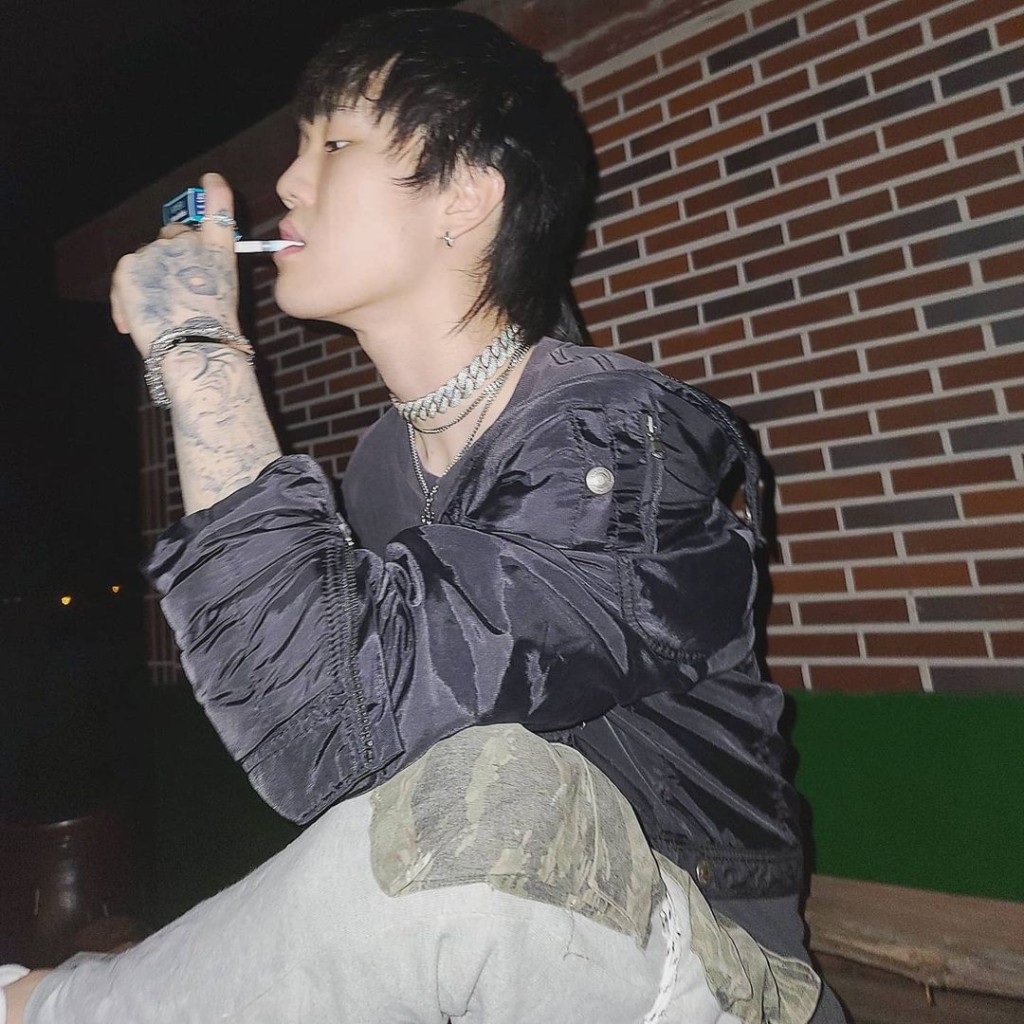 尹炳浩突然在2020年自首染毒癮並向社會大眾道歉，當時承諾會接受應有懲罰後，再以嶄新的面貌跟大眾見面。