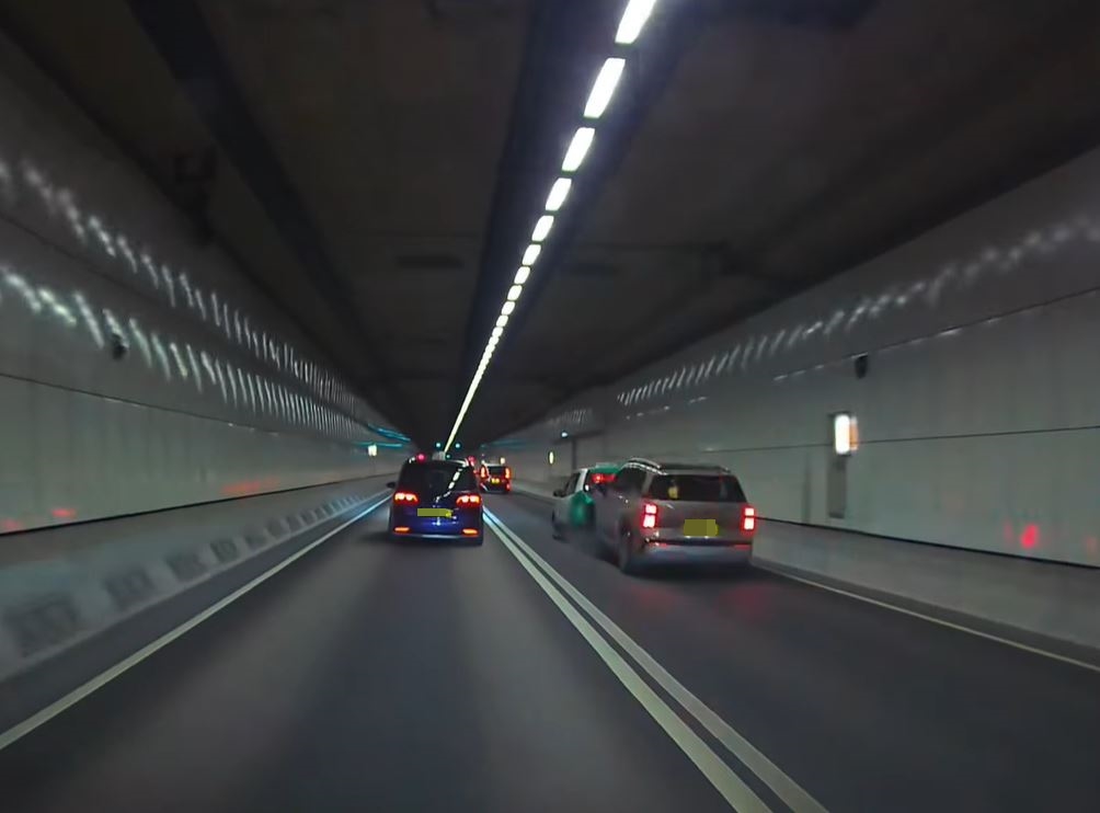 私家車猛撞新界的士車尾。fb屯門公路塞車關注組影片截圖