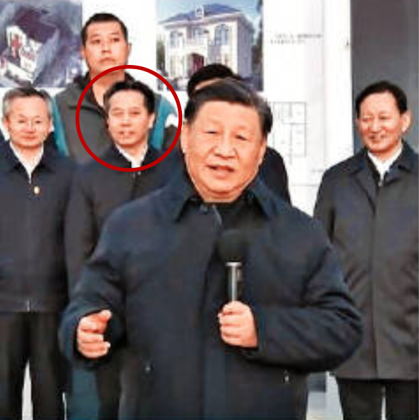 随同习近平的视察人员包括重庆市政协主席唐方裕（后排左二）。