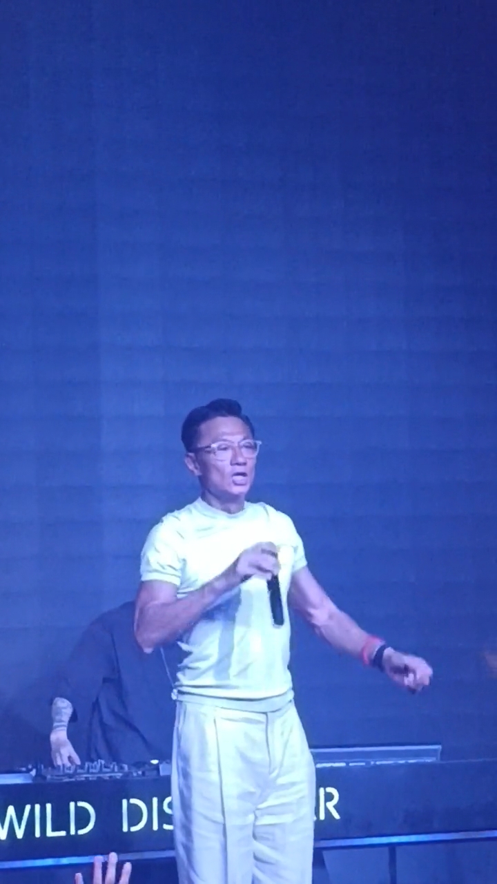 林俊賢唱《風繼續吹》。