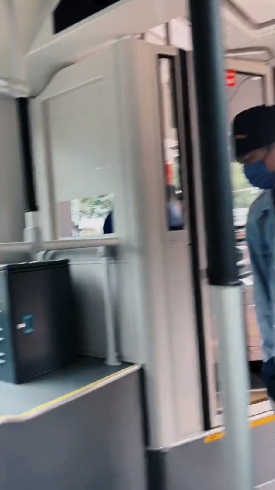 吴镇宇在抖音分享坐公车的影片。（影片截图）