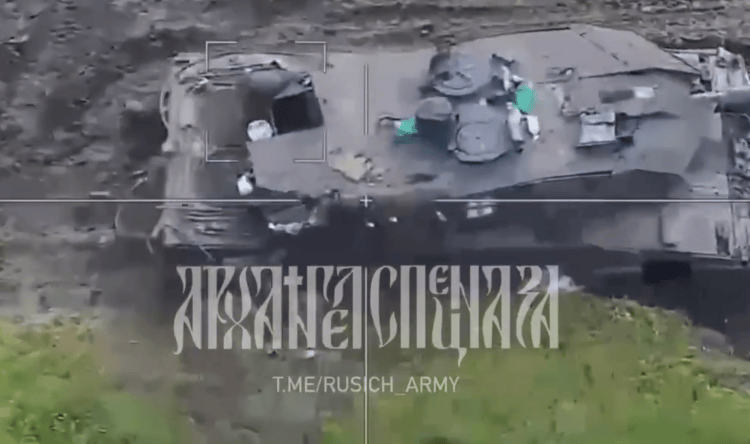 社交媒體上據稱是俄軍「柳葉刀」巡飛彈摧毀「豹」2A6畫面。