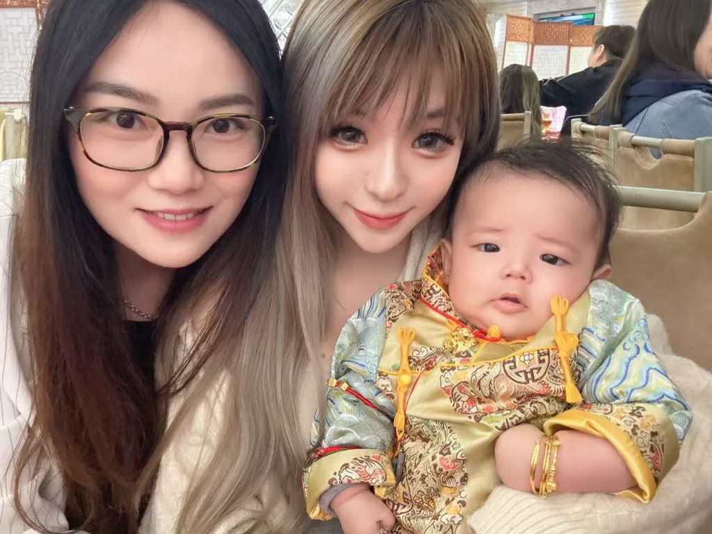 屯门娜娜的儿子穿上唐装衫，非常可爱。