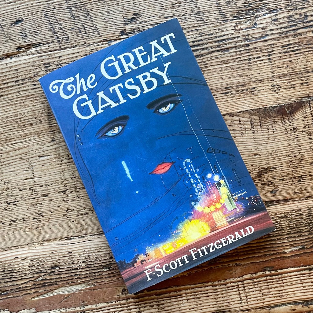 《大亨小传》（The Great Gatsby）被广泛视为费兹杰罗最伟大的作品，深刻探讨了人性的堕落、理想主义的追求、社会变革的阻碍与巨大的转型浪潮，并生动勾勒出爵士时代与咆哮的二十年代之面貌。这部小说常被解读为对美国梦的深刻反思与警醒。然而小说一直销量平平，直到二战时才流行起来并受前线士兵的喜爱，随后更被纳入高中和大学文学课程的必读经典之作。