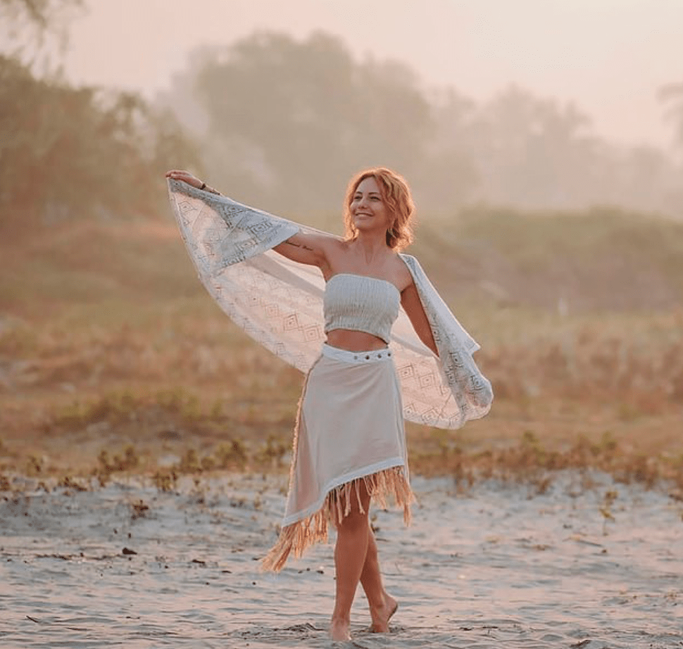 受害人諾瓦克與妻子安娜長居杜拜，經營加密貨幣業務，常於社交平台炫耀私人飛機、名車與奢華生活。死者社交平台