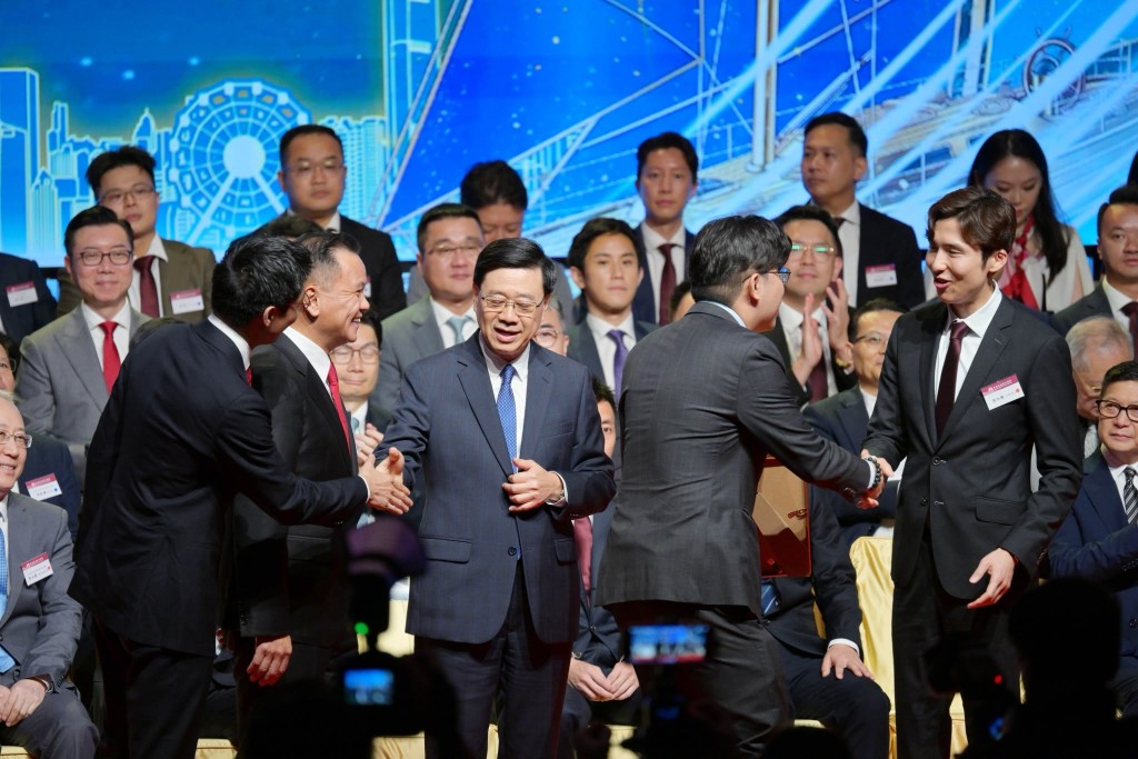 行政長官李家超(左三)在香港政協青年聯會創會會長蔡加讚(右一)、港區省級政協委員聯誼會主席蘇清棟(左二)和會長霍啟山(左一)的陪同下,頒發榮譽主席委任狀予第六屆執委會主席沈慧林(右二)。 行政長官李家超(左三)在香港政協青年聯會創會會長蔡加讚(右一)、港區省級政協委員聯誼會主席蘇清棟(左二)和會長霍啟山(左一)的陪同下,頒發榮譽主席委任狀予第六屆執委會主席沈慧林(右二)。
