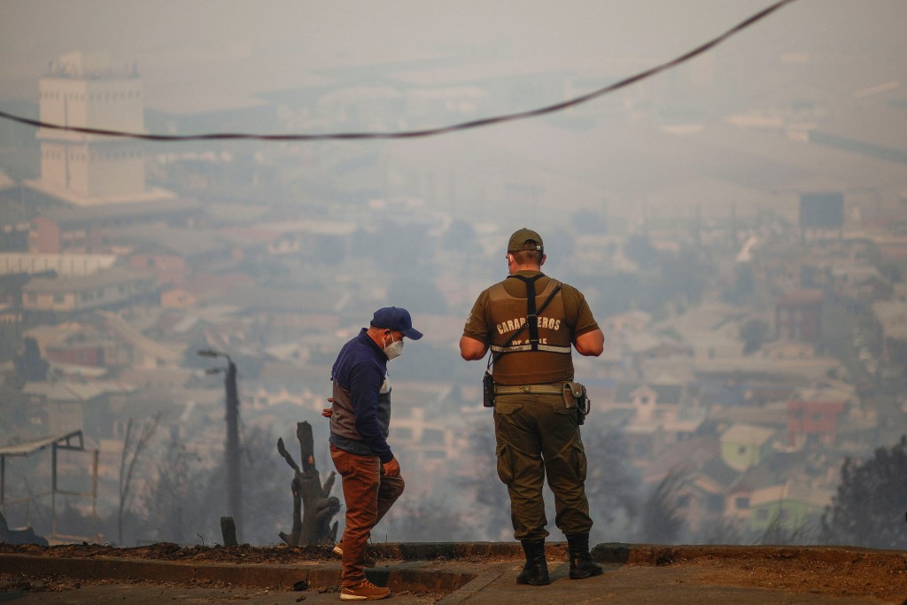 大火至今已造成至少16人死亡，約2萬名居民緊急疏散。路透社