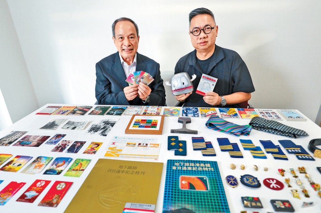 香港著名历史爱好者郑宝鸿（左）和设计师兼文物收藏家胡兆昌（右）分享他们多年来的地铁收藏品。