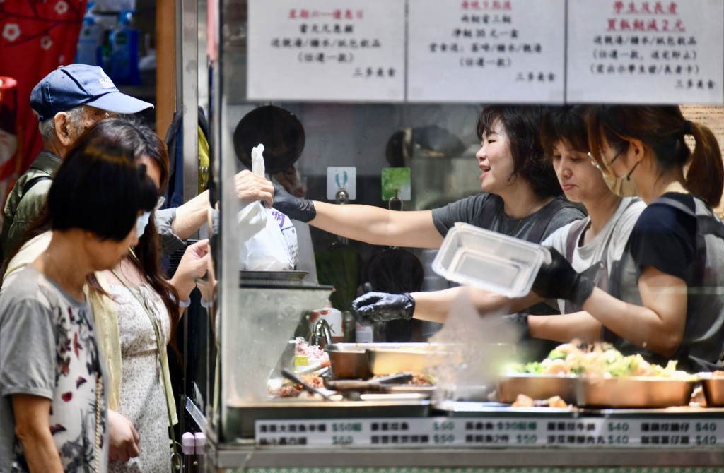 兩餸飯店中午時間大排長龍。 兩餸飯店中午時間大排長龍。