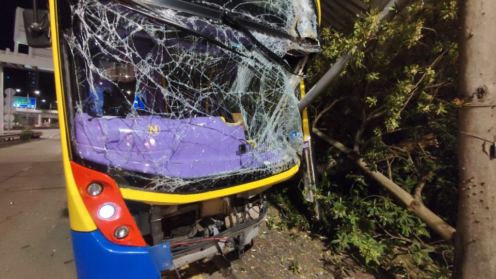 城巴車頭損毀，擋風玻璃破裂。曾志恆攝