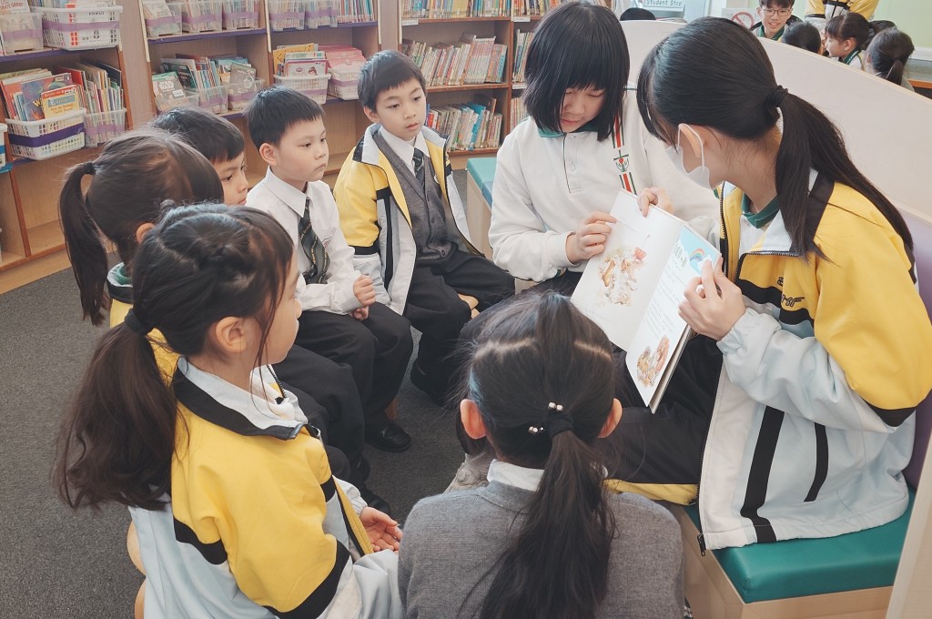 高小學生化身「故事奇兵」，帶領初小學生投入故事世界。（圖片來源：受訪者提供）
