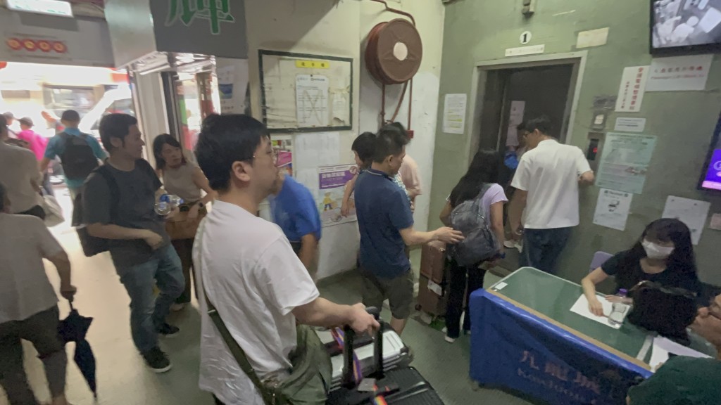 停電導致住戶生活大受影響。 停電導致住戶生活大受影響。