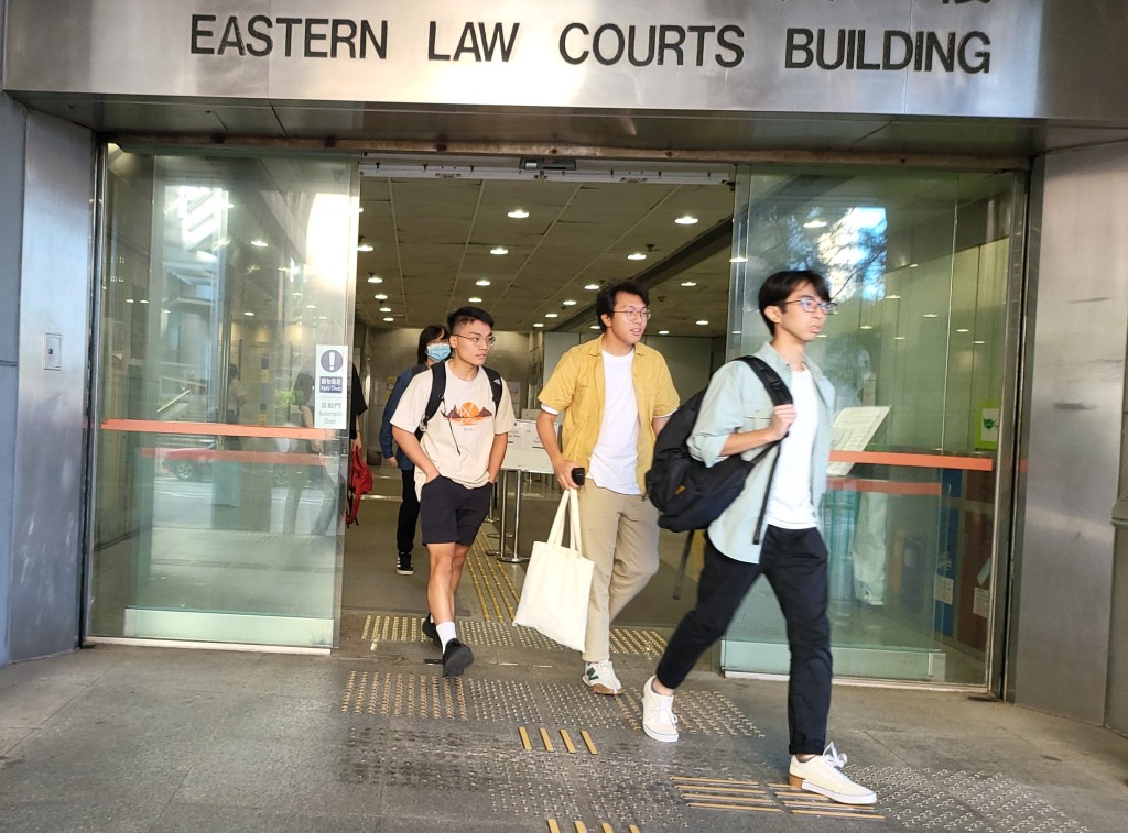 被告陈海翘 （右一）离开法院。